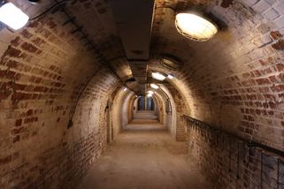 Přízrak studené války ožívá. V Brně obnovují obří skalní protiatomový kryt - Seznam Zprávy